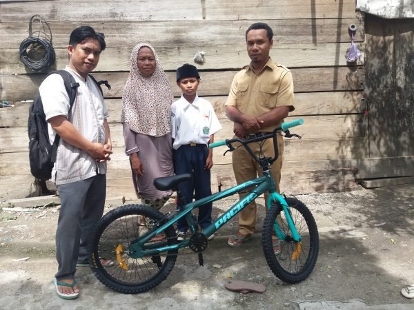 "Madrasah Berbagi" Penyerahan Bantuan Sepeda Kepada Siswa Kelas VII MTs Negeri 1 Sanana