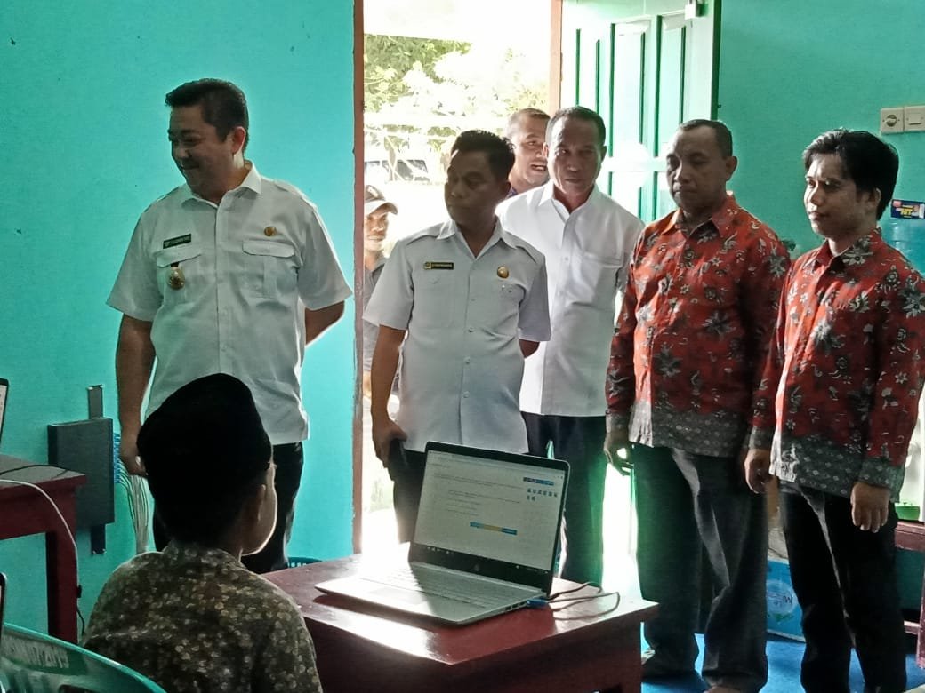 Tinjau UAMBN-BK MTSN 1 Sanana, Bupati Kepsul Sosialisasikan Pencegahan Covid-19