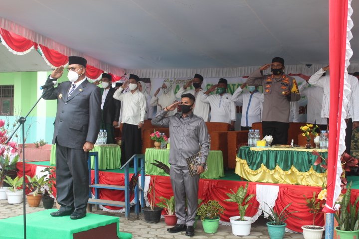 Peringatan Hari Santri Nasional 2020 Pejabat  Bupati Kepulauan Sula Sebagai Inspektur Upacara