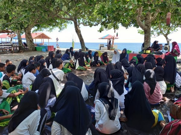 Kajian Islam Inspirasi, Sambil Berwisata Alam  Marching Band Nursabah MTs Negeri 1 Sanana