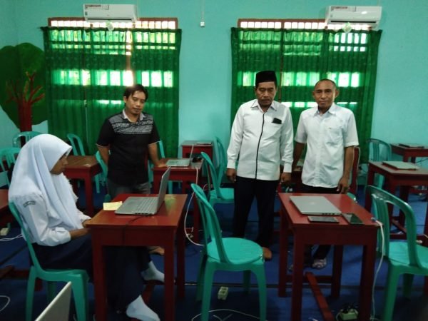 Kakanmenag Kepulauan Sula Mengunjungi Peserta KSMO MTs Negeri 1 Sanana