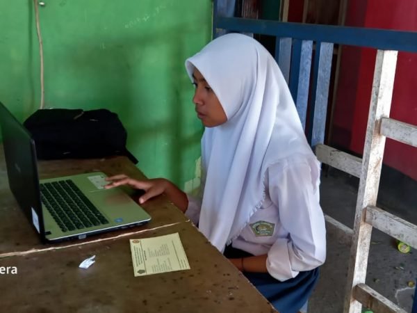 Terkedala Jaringan Peserta KSMO Tahun 2020 MTs Negeri 1 Sanana numpang di warnet meganet