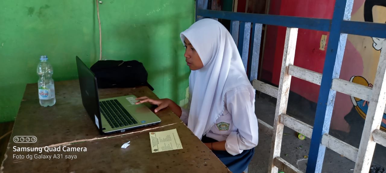 Terkedala Jaringan Peserta KSMO Tahun 2020 MTs Negeri 1 Sanana numpang di warnet meganet