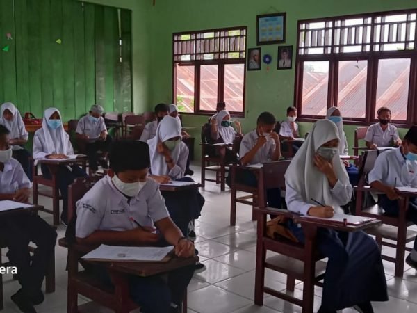 MTs Negeri 1 Sanana melaksanakan Ulangan Akhir Semester (UAS) Ganjil Tahun Pelajaran 2020/2021 sesuai dengan Protokol Kesehatan