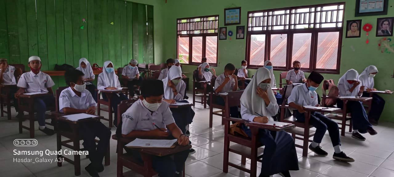 MTs Negeri 1 Sanana melaksanakan Ulangan Akhir Semester (UAS) Ganjil Tahun Pelajaran 2020/2021 sesuai dengan Protokol Kesehatan