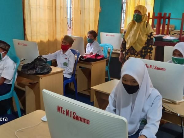 5 Siswi MTs Negeri 1 Sanana mengikuti Simulasi Skala Besar (SSB) AKM