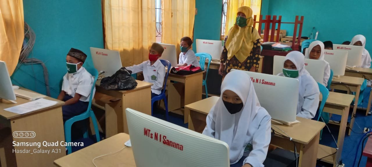 5 Siswi MTs Negeri 1 Sanana mengikuti Simulasi Skala Besar (SSB) AKM